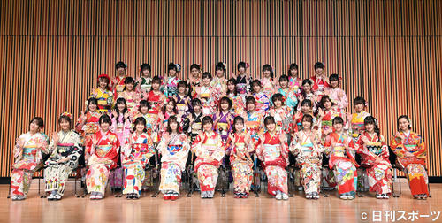 AKB48グループ成人式で記念撮影に納まるメンバー。1列目左から市川愛美、松本慈子、中村舞、松岡はな、江籠裕奈、本間日陽、大盛真歩、田島芽瑠、小嶋花梨、今村美月、竹内彩姫、豊永阿紀。2列目左から矢野帆夏、上野遥、多田京加、平田詩奈、沖侑果、北野瑠華、深川舞子、菅原茉椰、村川緋杏、西澤瑠莉奈、福士奈央。3列目左から、山田野絵、春本ゆき、山内祐奈、西満里奈、佐藤亜海、明石奈津子、仲村和泉、谷口茉妃菜、月足天音、真下華穂。4列左から蒲地志奈、入内嶋涼、菖蒲まりん、大竹ひとみ、坂本夏海、岡田梨奈、溝渕麻莉亜、吉橋柚花、長野雅（撮影・たえ見朱実）