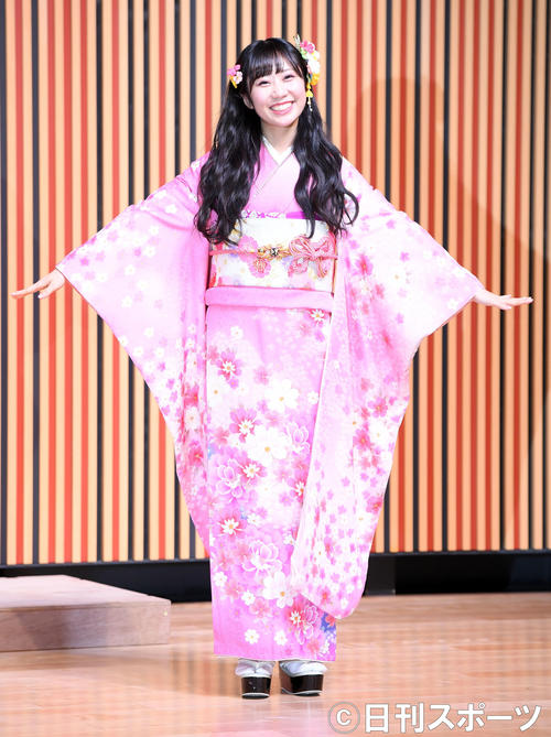 笑顔を振りまき振り袖姿を披露したHKT48上野遥（撮影・たえ見朱実）