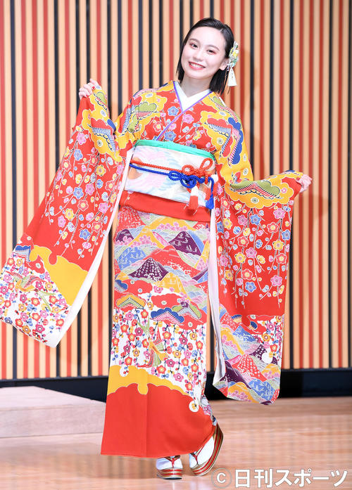 艶やかな振り袖姿を披露したHKT48豊永阿紀（撮影・たえ見朱実）