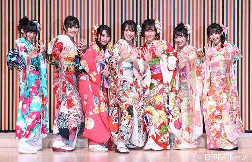 笑顔で記念撮影に納まるNMB48。左から菖蒲まりん、佐藤亜海、明石奈津子、小嶋花梨、西澤瑠莉奈、坂本夏海、溝渕麻莉亜（撮影・たえ見朱実）