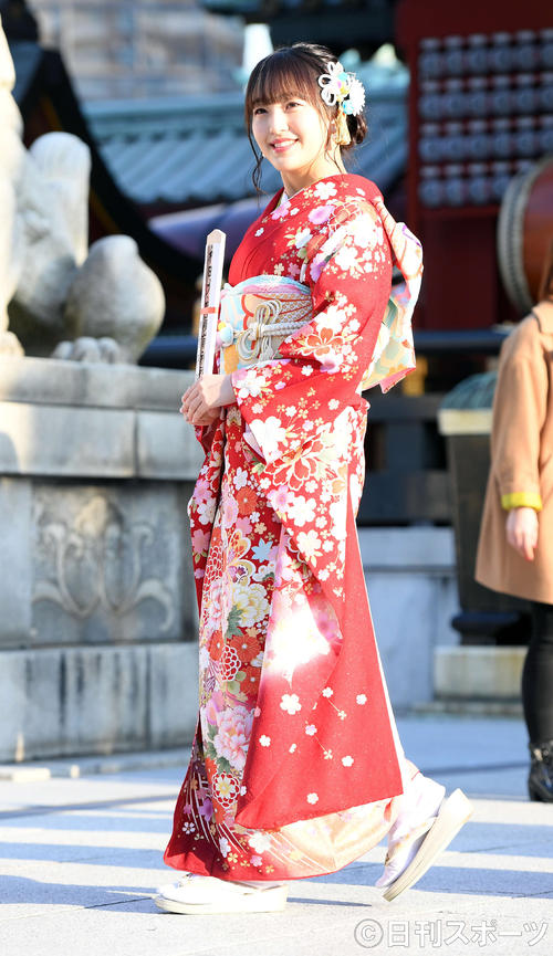 艶やかな振り袖姿で笑顔を振りまくHKT48田島芽瑠（撮影・たえ見朱実）