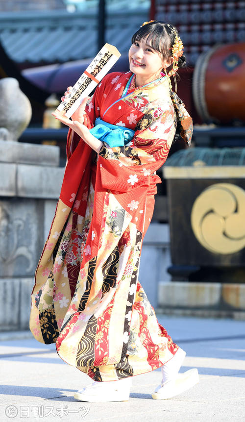 テーマは「竜宮城」。笑顔を振りまき振り袖姿を披露したHKT48村川緋杏（撮影・たえ見朱実）