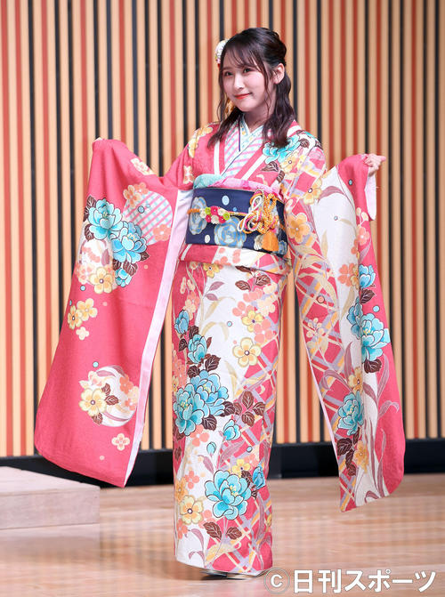 艶やかな振り袖姿を披露したNMB48明石奈津子（撮影・たえ見朱実）