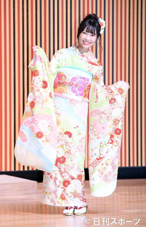 艶やかな振り袖姿を披露したNMB48坂本夏海（撮影・たえ見朱実）