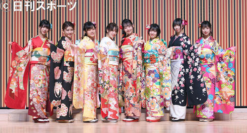 成人式の記念撮影に納まるAKB48。左から蒲地志奈、大竹ひとみ、春本ゆき、市川愛美、大盛真歩、多田京加、岡田梨奈、吉橋柚花（撮影・たえ見朱実）