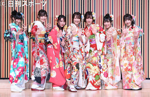 成人式の記念撮影に納まるNMB48。左から菖蒲まりん、佐藤亜海、明石奈津子、小嶋花梨、西澤瑠莉奈、坂本夏海、溝渕麻莉亜（撮影・たえ見朱実）