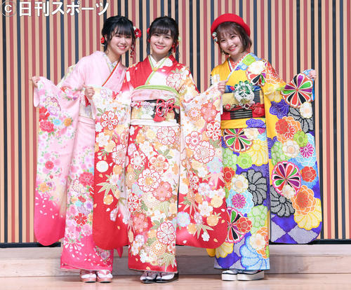 成人式の記念撮影に納まるNGT48。左から真下華穂、本間日陽、山田野絵（撮影・たえ見朱実）