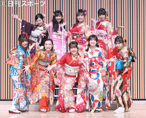 新成人を迎えたHKT48のメンバー。前列左から深川舞子、豊永阿紀、田島芽瑠、松岡はな、村川緋杏。後列左から、月足天音、上野遥、山内祐奈、長野雅（撮影・たえ見朱実）