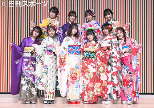 成人式の記念撮影に納まるSKE48。前列左から北野瑠華、松本慈子、江籠裕奈、竹内彩姫、菅原茉椰、平田詩奈。後方左から福士奈央、西満里奈、仲村和泉、入内嶋涼（撮影・たえ見朱実）