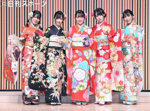 成人式の記念撮影に納まるSTU48。左から矢野帆夏、沖侑果、今村美月、中村舞、谷口茉妃菜（撮影・たえ見朱実）