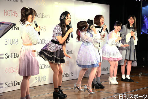 「AKB48グループVRライブ配信サービス」導入記者発表会でVRを体験し体をのけぞらせるAKB48柏木由紀（中央）（撮影・大友陽平）