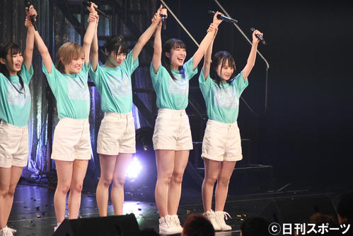 単独コンサートで岡田奈々（左から2人目）から新キャプテンに任命されあいさつするSTU48今村美月（右から2人目）（撮影・大友陽平）