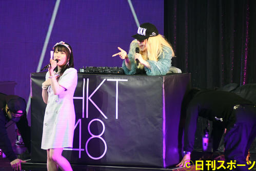 HKT48単独コンサートでDJ　KOOに扮（ふん）する村重杏奈（右）（撮影・大友陽平）