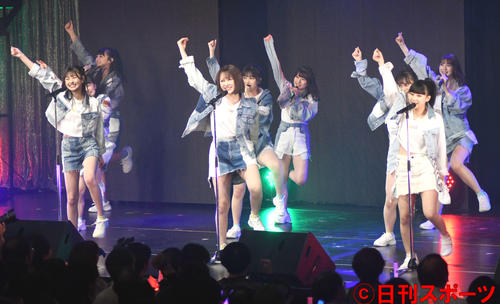 HKT48単独コンサートでセンターポジションで歌う村重杏奈（中央）（撮影・大友陽平）