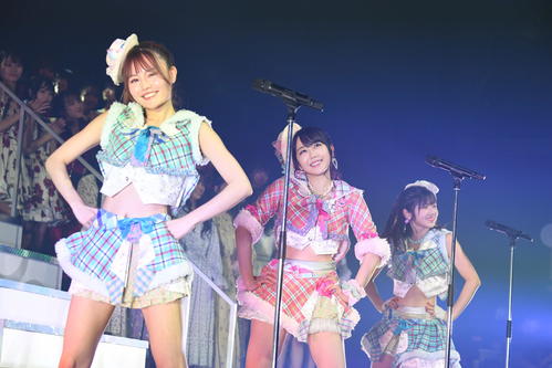 「AKB48グループリクエストアワーセットリスト50」で「逆転王子様」を披露する、左から込山榛香、峯岸みなみ、村山彩希（C）AKS