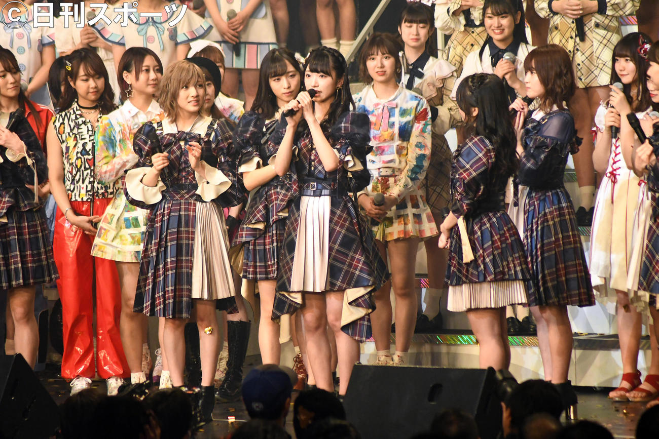 AKB48の新シングルでセンターを務めることが発表され涙ながらに話す山内瑞葵（中央）（撮影・大友陽平）