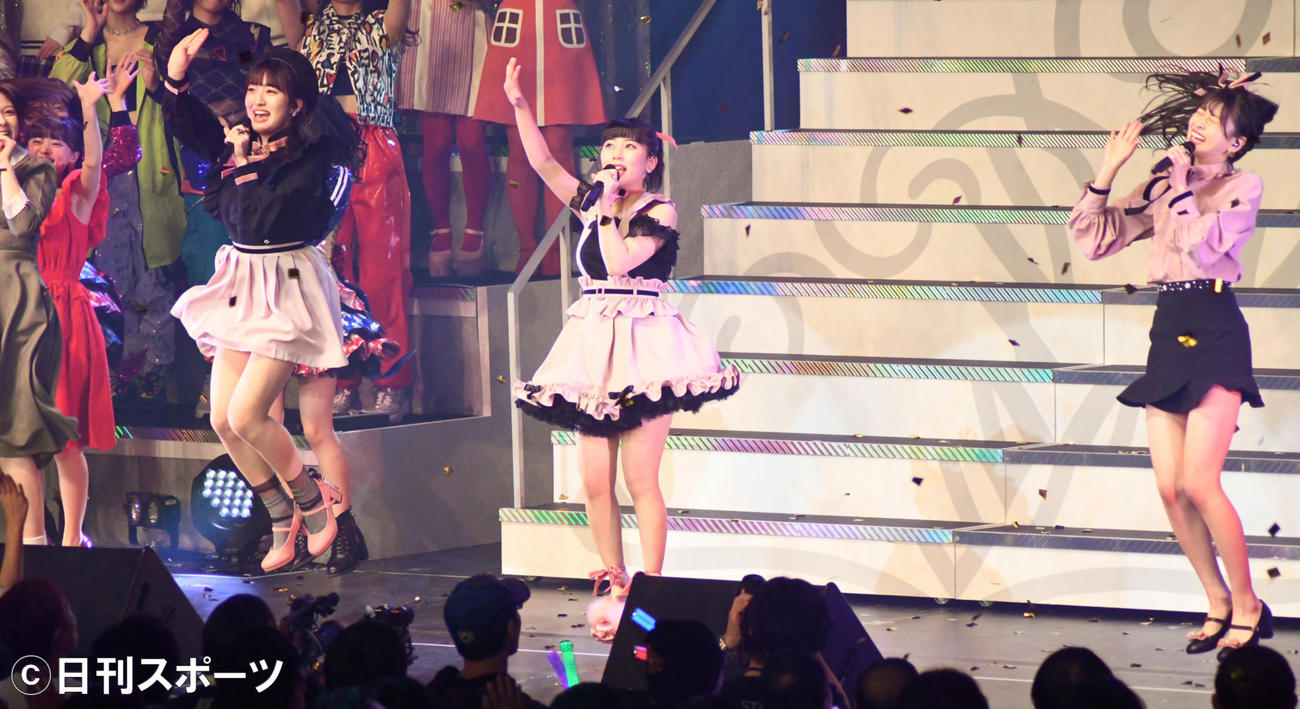 「AKB48グループリクエストアワーセットリストベスト50」で1位になった「ロマンティック病」を披露するHKT48の、左から田島芽瑠、田中美久、松岡はな（撮影・大友陽平）