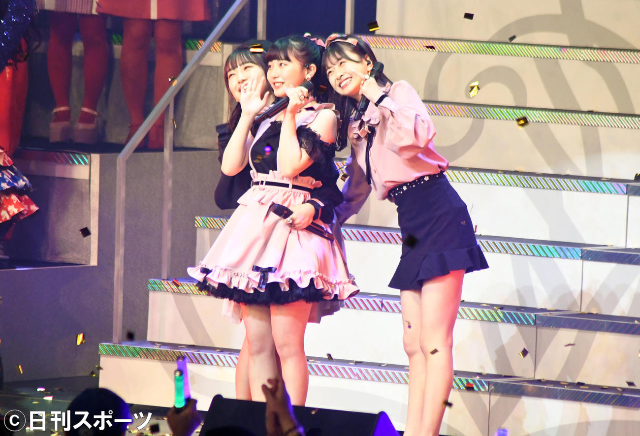 「AKB48グループリクエストアワーセットリストベスト50」で1位になった「ロマンティック病」を披露するHKT48の、左から田島芽瑠、田中美久、松岡はな（撮影・大友陽平）