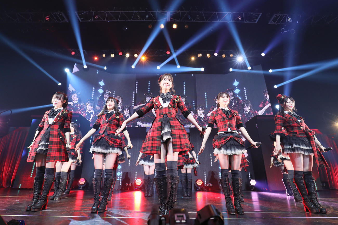 単独コンサートを行った柏木由紀（中央）らAKB48（C）AKS