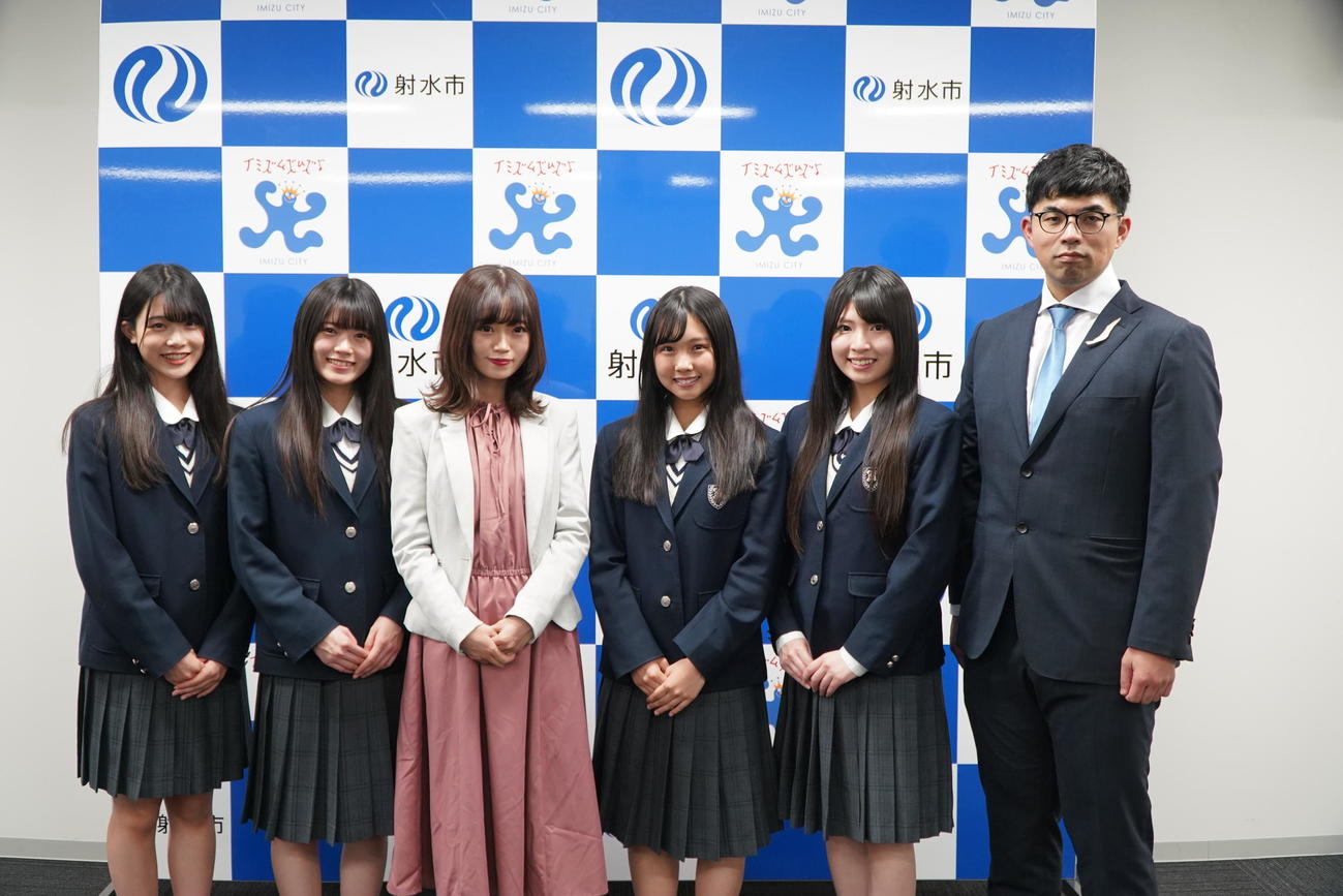 映画「＃放生津カンタータ」制作発表会に出席したNGT48の、左から小越春花、安藤千伽奈、中井りか、古舘葵、三村妃乃、金森正晃監督