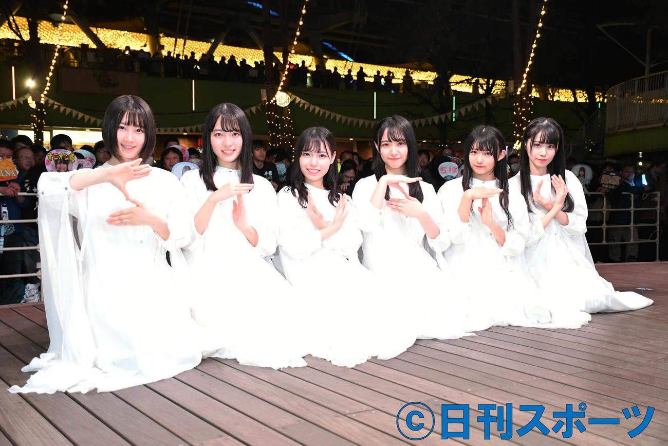 新曲「無謀な夢は覚めることがない」発売イベントを行ったSTU48。左から甲斐心愛、今村美月、岩田陽菜、石田千穂、門脇実優菜、中村舞（撮影・大友陽平）