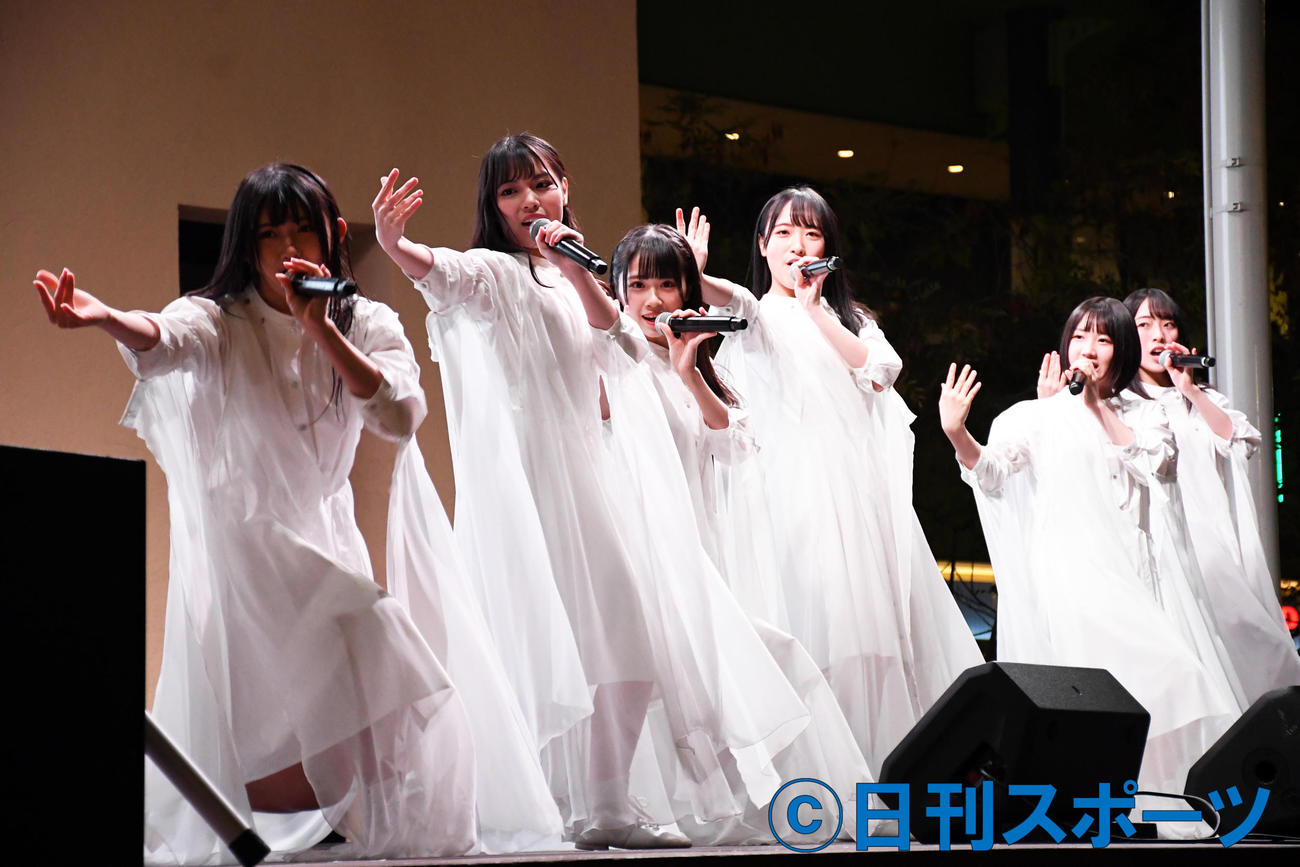 新曲「無謀な夢は覚めることがない」発売イベントを行ったSTU48。左から門脇実優菜、岩田陽菜、中村舞、石田千穂、甲斐心愛、今村美月（撮影・大友陽平）