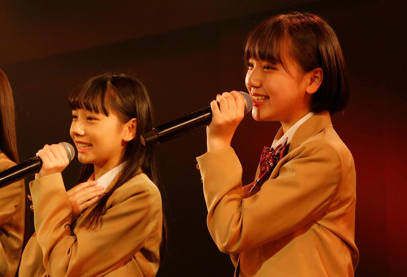 初めての劇場公演で歌うSTU48の2期研究生の立仙百佳（左）と清水紗良（C）STU