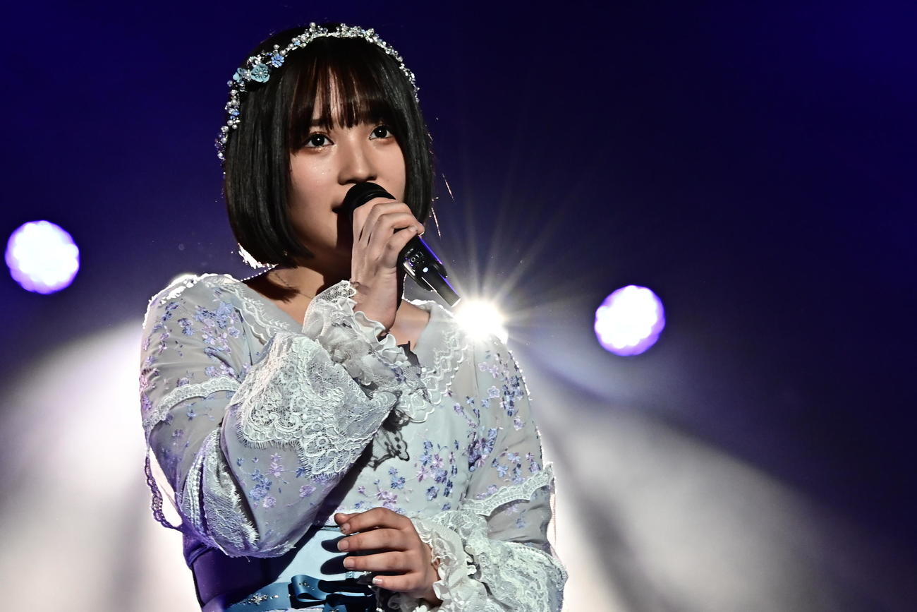 「第2回AKB48歌唱力No．1決定戦ファイナリストライブ」でAKBとして最後のステージで歌う矢作萌夏
