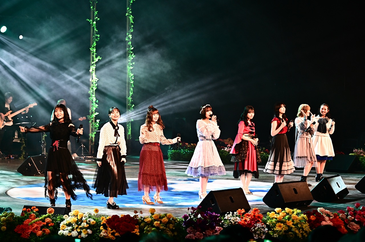左から秋吉優花、豊永阿紀、高柳明音、矢作萌夏、山崎亜美瑠、三村妃乃、岡田奈々、峯吉愛梨沙