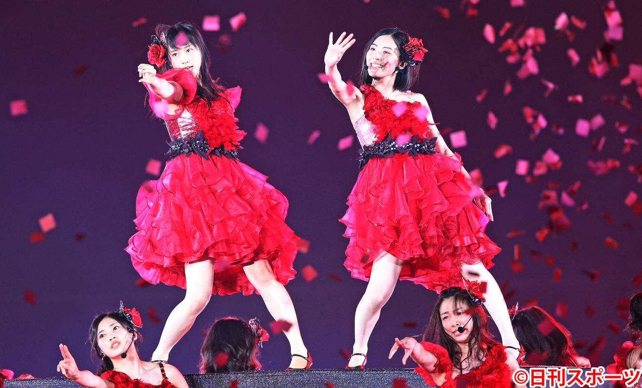 真剣な表情で踊るSKE48松井玲奈（左）と松井珠理奈（2015年6月7日撮影）