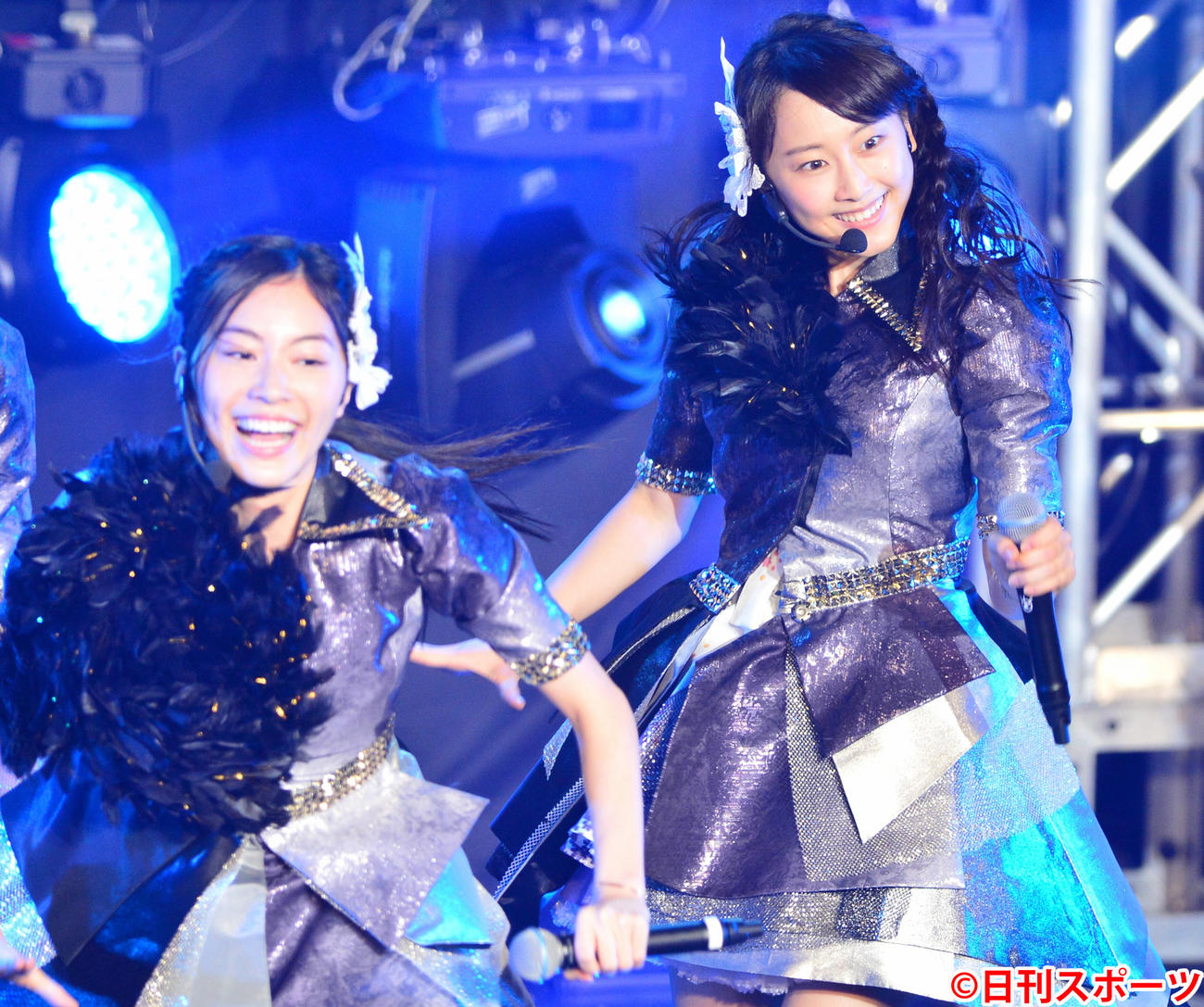 「TOKYO　IDOL　FESTIVAL」に出演した松井珠理奈は松井玲奈と笑顔で踊る（2015年8月1日撮影）