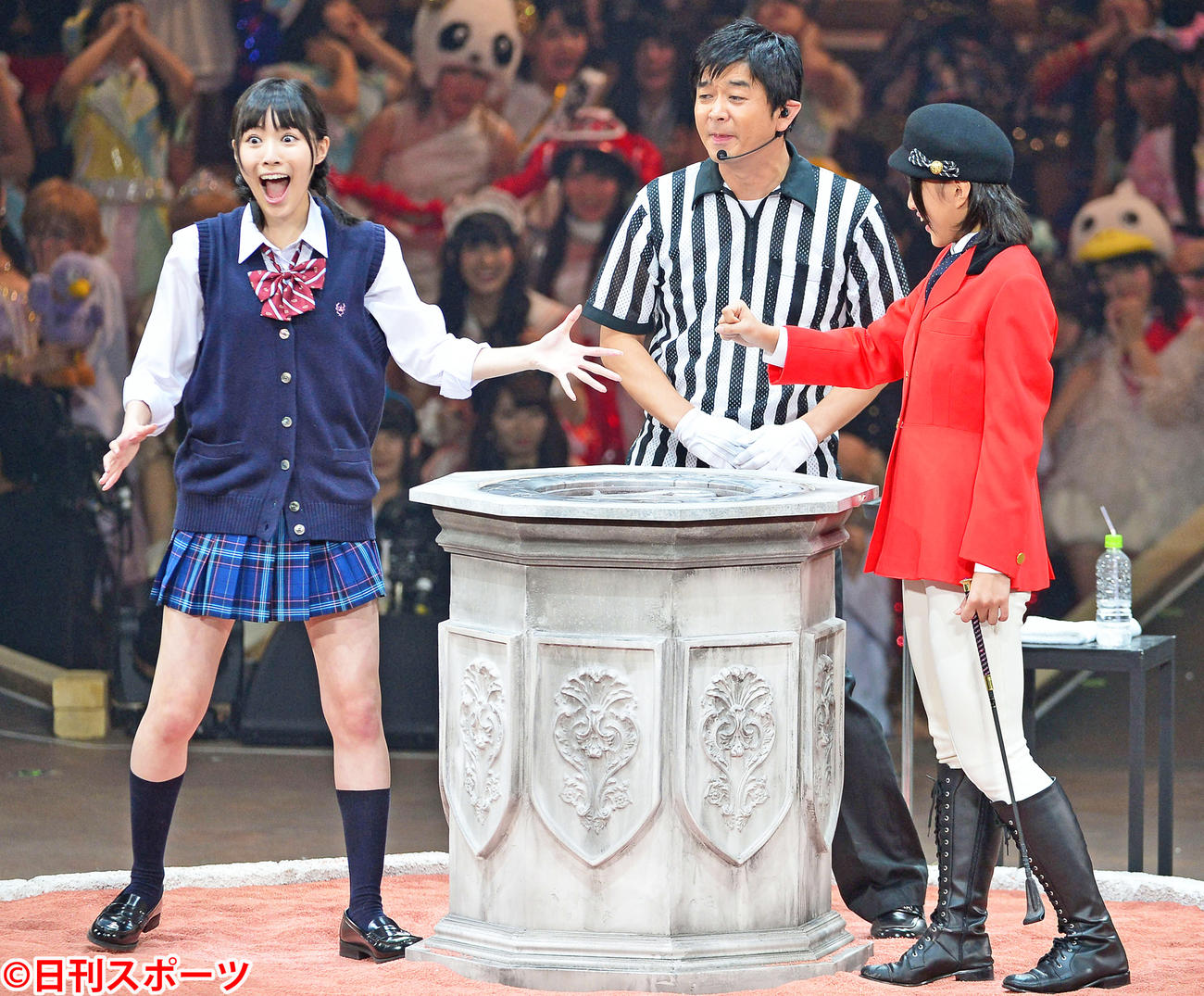 第4回AKB48じゃんけん大会　決勝で上枝恵美加（右）を破り優勝した松井珠理奈は大きく目を見開いて喜ぶ（2013年9月18日撮影）