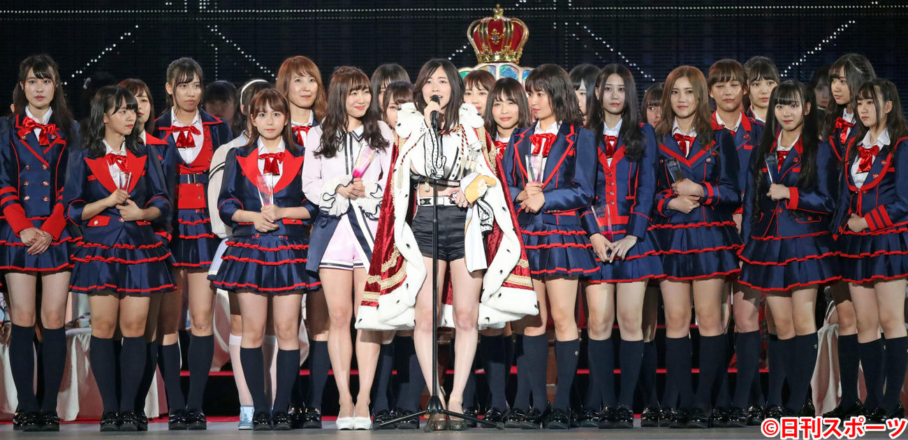 第10回AKB48世界選抜総選挙　1位となりSKE48メンバーを全員集めファンに感謝の気持ちを伝える松井珠理奈（中央）（2018年6月16日撮影）