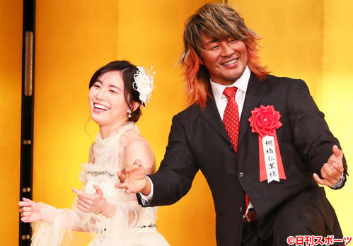 プロレス大賞MVPを受賞した棚橋弘至（右）は松井珠理奈とエアギターを披露する（2019年1月17日撮影）