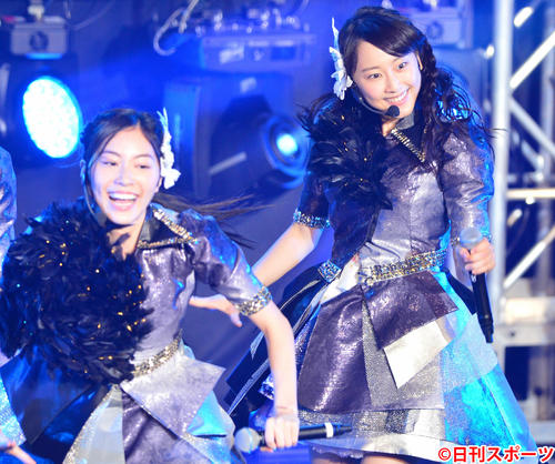 「TOKYO　IDOL　FESTIVAL」に出演した松井珠理奈は松井玲奈と笑顔で踊る（2015年8月1日撮影）