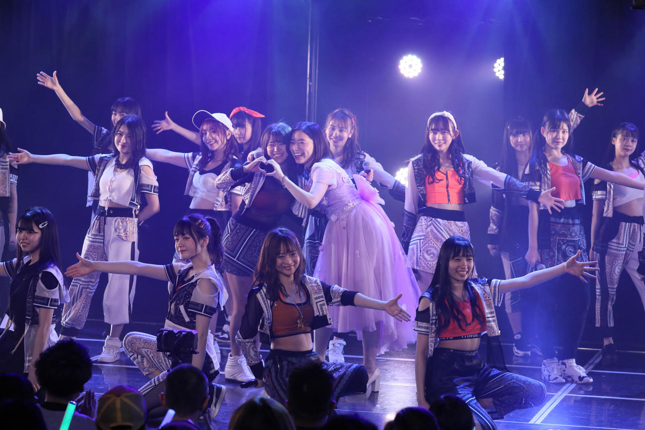 SKE48劇場に出演し、メンバーと歌う松井珠理奈（中央右）