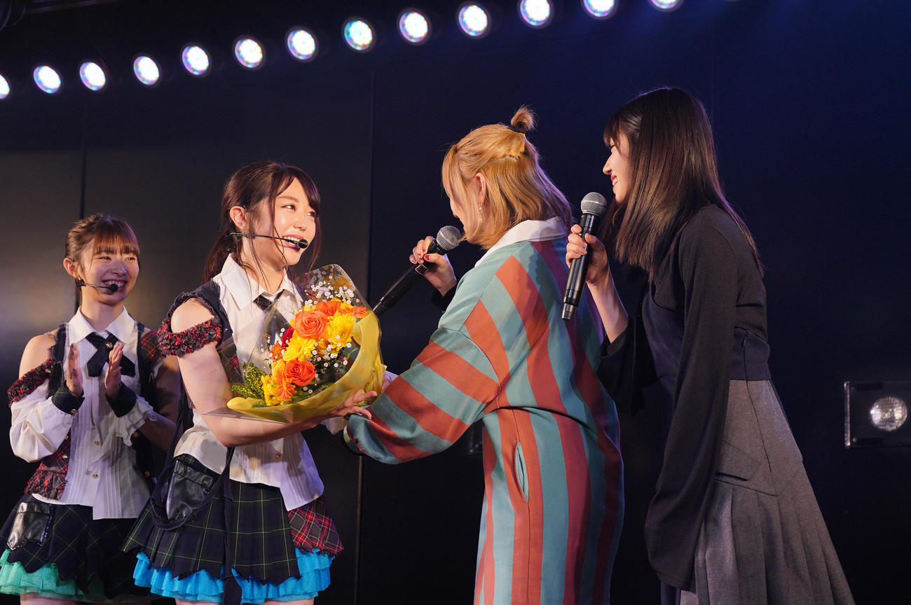 劇場出演1000回を達成し岡田奈々（右から2人目）村山彩希（右端）から花束を受け取る峯岸みなみ（C）AKS