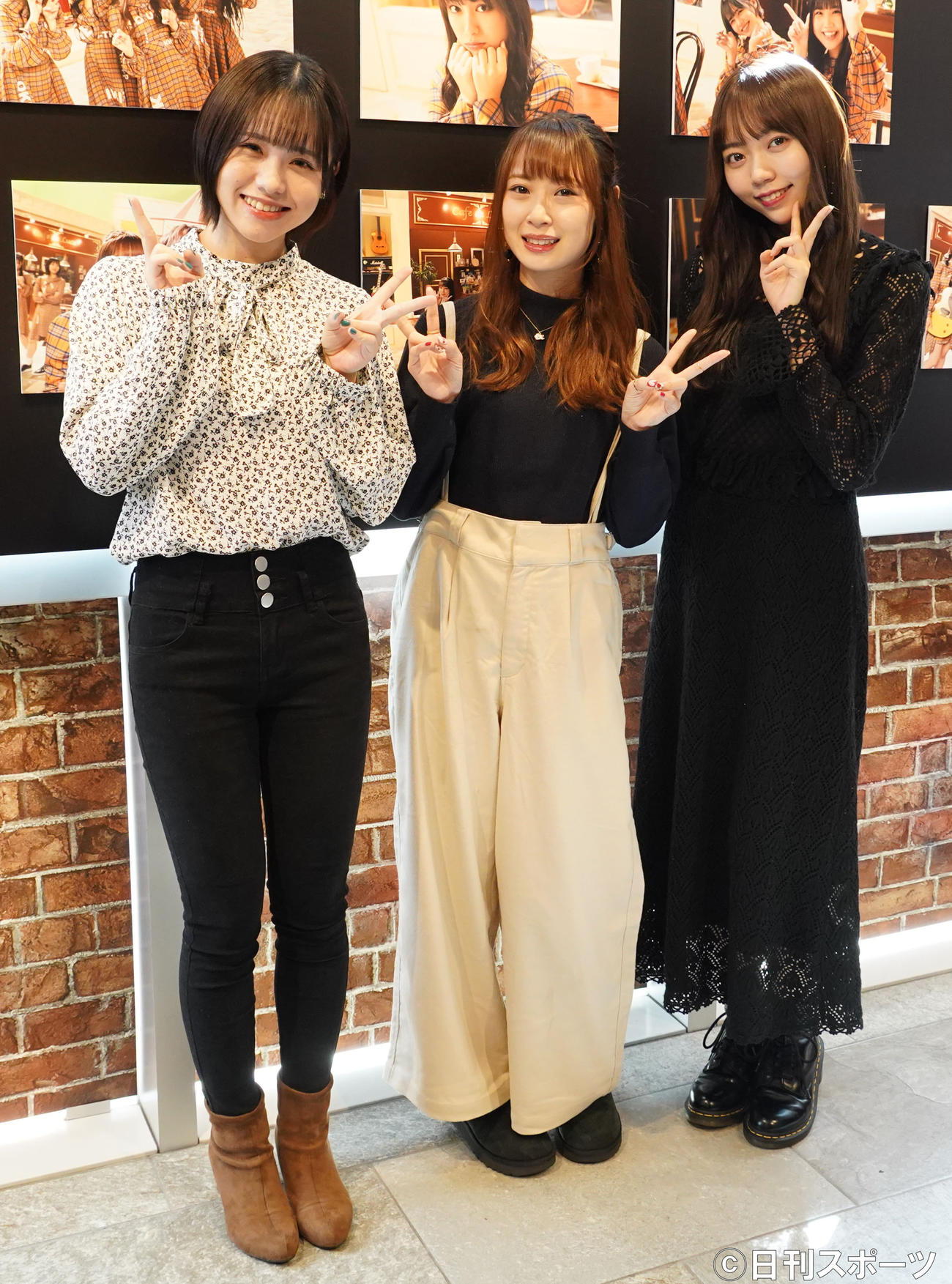 「ちゅりかめら展　IN　WONDER　PHOTO　SHOP」でピースする、左からSKE48佐藤佳穂、高柳明音、野島樺乃（撮影・佐藤成）