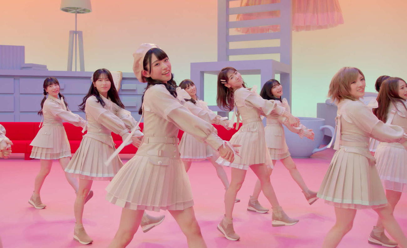 AKB48の最新曲「失恋、ありがとう」でセンターの山内瑞葵（左から3人目）（Ｃ）AKS／キングレコード