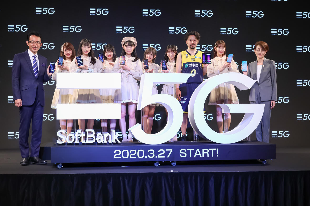 ソフトバンク新商品・新サービス発表会に出席した、左から福沢朗、AKB48岡部麟、小栗有以、村山彩希、山内瑞葵、岡田奈々、横山由依、田臥勇太、柏木由紀、三屋裕子