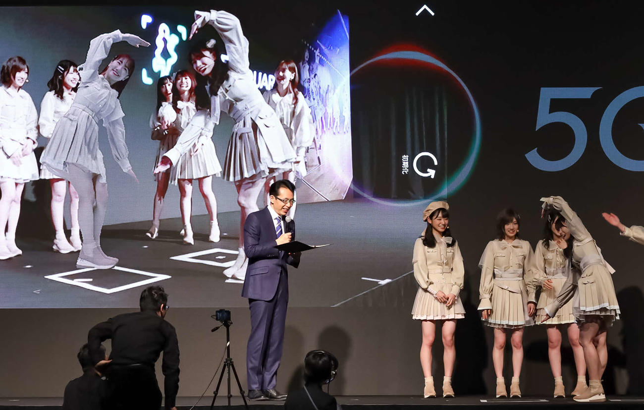 ソフトバンク新商品・新サービス発表会でAR内の柏木由紀と写真に納まる横山由依（右端）