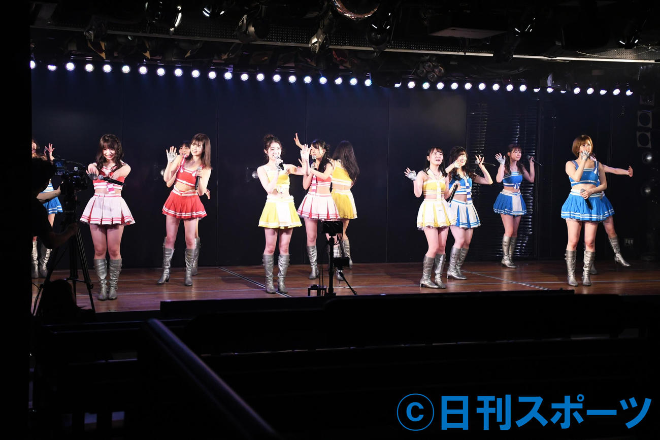 無観客での配信公演を行ったAKB48チームBメンバーはカメラに手を振る（撮影・大友陽平）