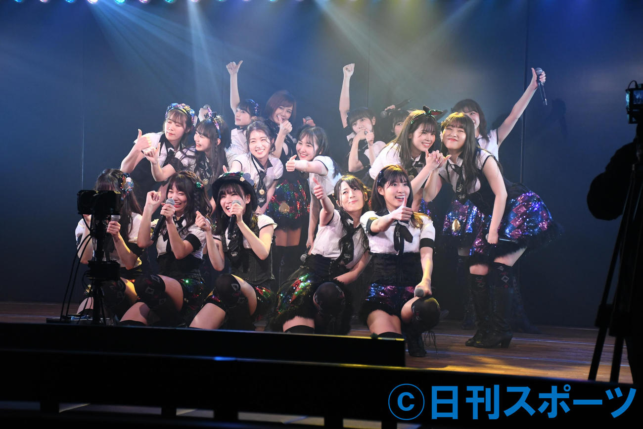 無観客での配信公演を行ったAKB48チームBメンバーはそれぞれカメラに向かってポーズを決める（撮影・大友陽平）