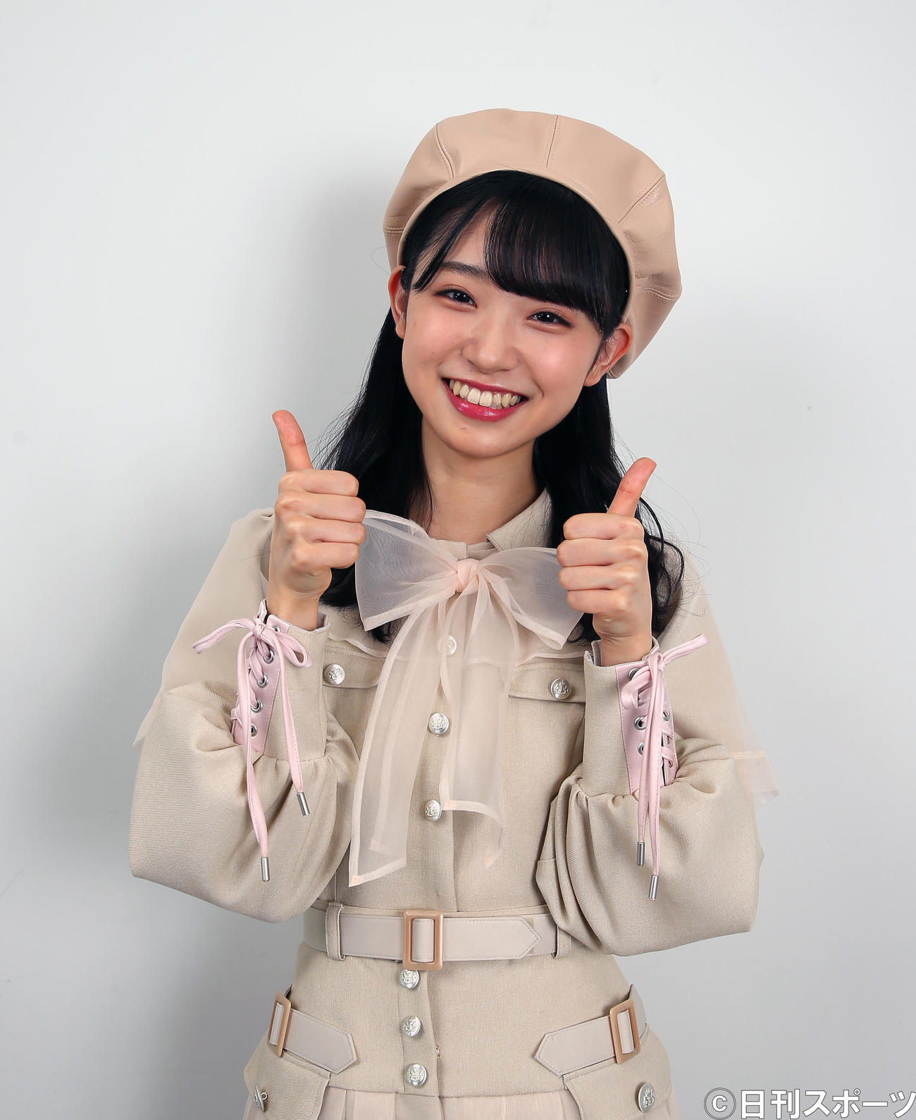 「ハーグー」ポーズのありがとうを表すサムアップで笑顔を見せるAKB48山内瑞葵（撮影・大野祥一）