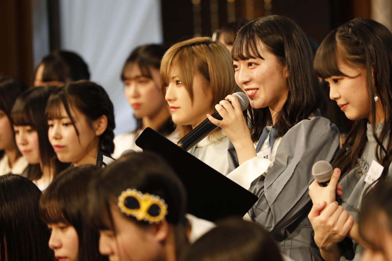 3周年記念配信で新シングル発売を発表したSTU48キャプテンの今村美月（右から2人目）