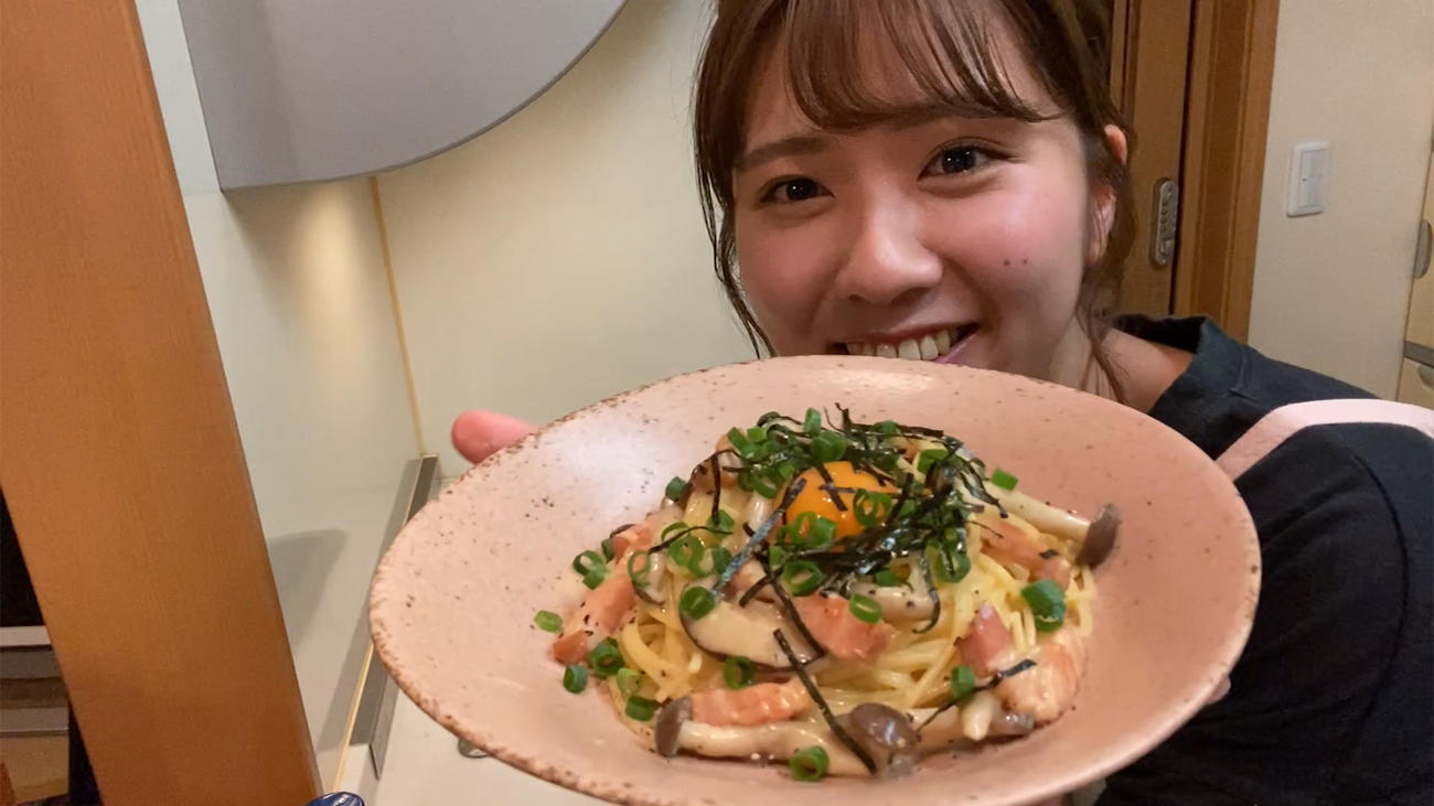 「OUC48のワンモ～レシピ」として牛乳をたっぷり使ったカルボナーラの作ったAKB48清水麻璃亜（C）AKB48