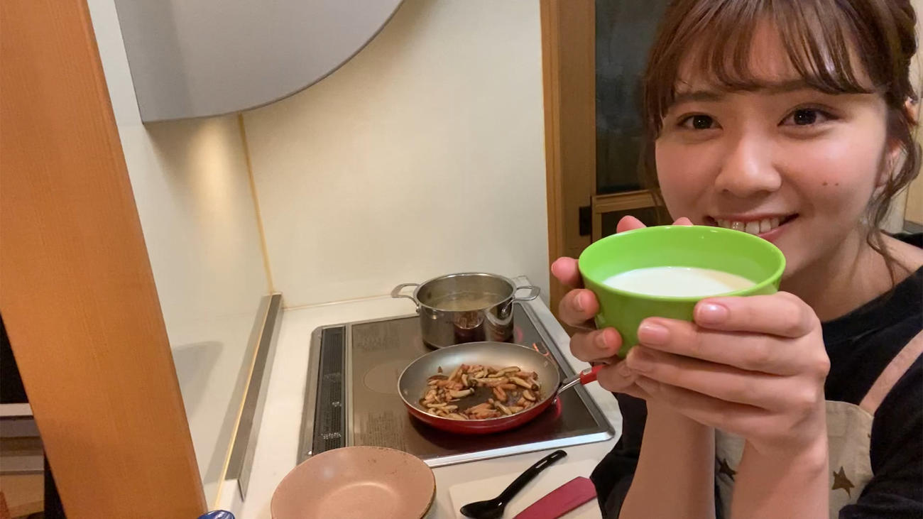 「OUC48のワンモ～レシピ」として牛乳をたっぷり使ったカルボナーラの作ったAKB48清水麻璃亜（C）AKB48