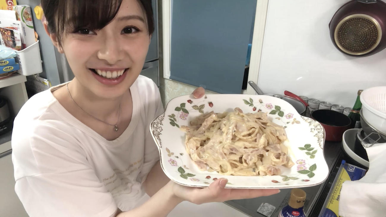 「OUC48のワンモ～レシピ」として牛乳をたっぷり使ったカルボナーラの作ったAKB48武藤十夢（C）AKB48