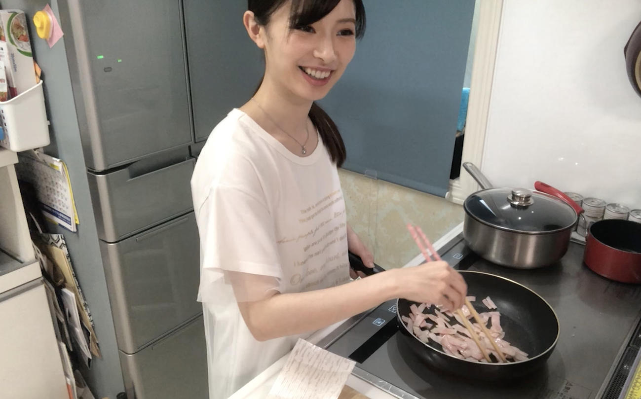 「OUC48のワンモ～レシピ」として牛乳をたっぷり使ったカルボナーラの作ったAKB48武藤十夢（C）AKB48