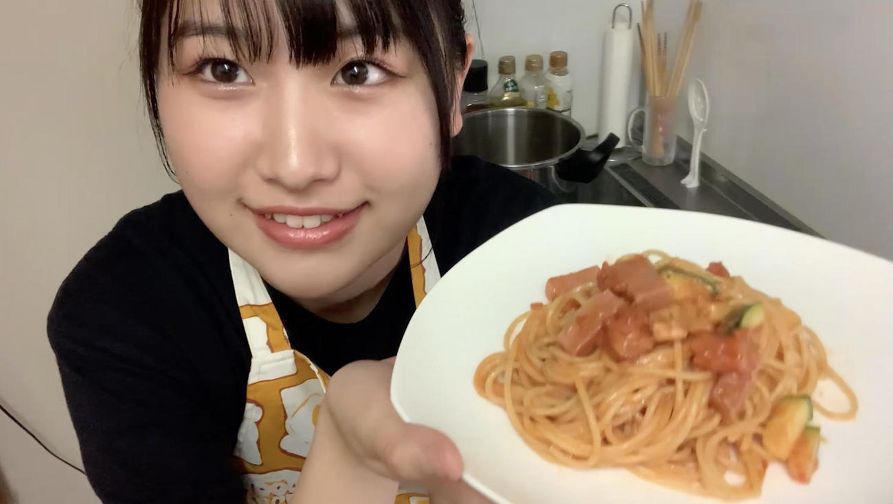 「OUC48のワンモ～レシピ」として牛乳をたっぷり使ったカルボナーラの作ったAKB48高橋彩香（C）AKB48